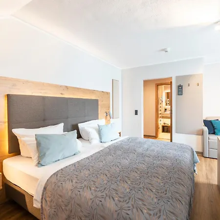 Sopherl Am - Fruehstueck Auf Der Seeterrasse, Sehr Ruhig Und Wunderschoen Am See, 3 Minuten Nach Oberpfaffenhofen, Viele Radtouren, Restaurants & Cafes In Der Umgebung ホテル 3*