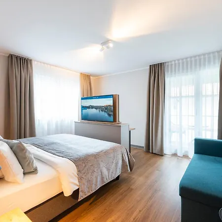 Sopherl Am - Fruehstueck Auf Der Seeterrasse, Sehr Ruhig Und Wunderschoen Am See, 3 Minuten Nach Oberpfaffenhofen, Viele Radtouren, Restaurants & Cafes In Der Umgebung 3* Weßling