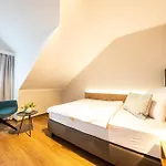 Sopherl Am - Fruehstueck Auf Der Seeterrasse, Sehr Ruhig Und Wunderschoen Am See, 3 Minuten Nach Oberpfaffenhofen, Viele Radtouren, Restaurants & Cafes In Der Umgebung Hotel