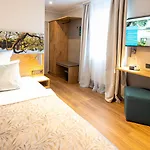 Sopherl Am - Fruehstueck Auf Der Seeterrasse, Sehr Ruhig Und Wunderschoen Am See, 3 Minuten Nach Oberpfaffenhofen, Viele Radtouren, Restaurants & Cafes In Der Umgebung Hotel Wessling