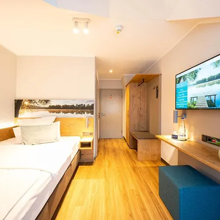 Hotel Sopherl Am - Fruehstueck Auf Der Seeterrasse, Sehr Ruhig Und Wunderschoen Am See, 3 Minuten Nach Oberpfaffenhofen, Viele Radtouren, Restaurants & Cafes In Der Umgebung Wessling