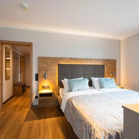 Sopherl Am - Fruehstueck Auf Der Seeterrasse, Sehr Ruhig Und Wunderschoen Am See, 3 Minuten Nach Oberpfaffenhofen, Viele Radtouren, Restaurants & Cafes In Der Umgebung Hotel Wessling