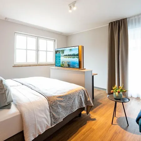 Hotel Sopherl Am - Fruehstueck Auf Der Seeterrasse, Sehr Ruhig Und Wunderschoen Am See, 3 Minuten Nach Oberpfaffenhofen, Viele Radtouren, Restaurants & Cafes In Der Umgebung