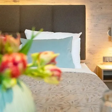 Sopherl Am - Fruehstueck Auf Der Seeterrasse, Sehr Ruhig Und Wunderschoen Am See, 3 Minuten Nach Oberpfaffenhofen, Viele Radtouren, Restaurants & Cafes In Der Umgebung