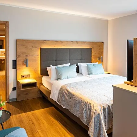 Sopherl Am - Fruehstueck Auf Der Seeterrasse, Sehr Ruhig Und Wunderschoen Am See, 3 Minuten Nach Oberpfaffenhofen, Viele Radtouren, Restaurants & Cafes In Der Umgebung Hotel Wessling