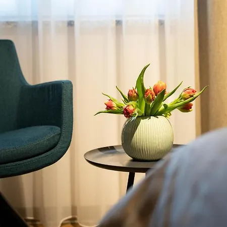 Hotel Sopherl Am - Fruehstueck Auf Der Seeterrasse, Sehr Ruhig Und Wunderschoen Am See, 3 Minuten Nach Oberpfaffenhofen, Viele Radtouren, Restaurants & Cafes In Der Umgebung Wessling