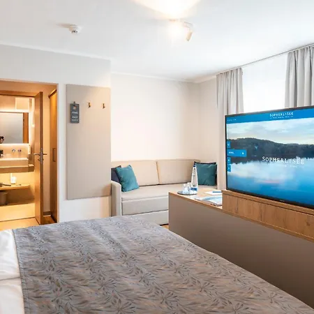Sopherl Am - Frühstück Auf Der Seeterrasse, Sehr Ruhig Und Wunderschön Am See, 3 Minuten Nach Oberpfaffenhofen, Viele Radtouren, Restaurants&cafes In Der Umgebung Hotel Weßling