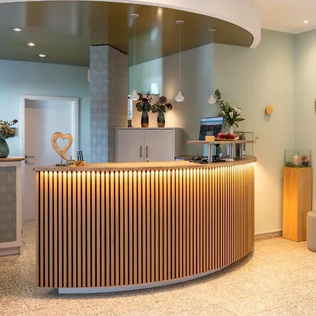 Hotel Sopherl Am - Fruehstueck Auf Der Seeterrasse, Sehr Ruhig Und Wunderschoen Am See, 3 Minuten Nach Oberpfaffenhofen, Viele Radtouren, Restaurants & Cafes In Der Umgebung