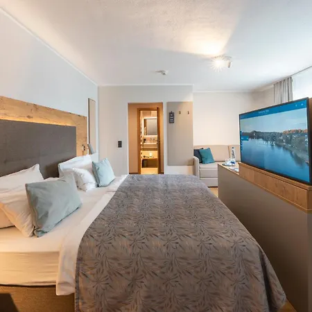 Hotel Sopherl Am - Frühstück Auf Der Seeterrasse, Sehr Ruhig Und Wunderschön Am See, 3 Minuten Nach Oberpfaffenhofen, Viele Radtouren, Restaurants&cafes In Der Umgebung