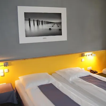 Hotel Sopherl Am - Fruehstueck Auf Der Seeterrasse, Sehr Ruhig Und Wunderschoen Am See, 3 Minuten Nach Oberpfaffenhofen, Viele Radtouren, Restaurants & Cafes In Der Umgebung