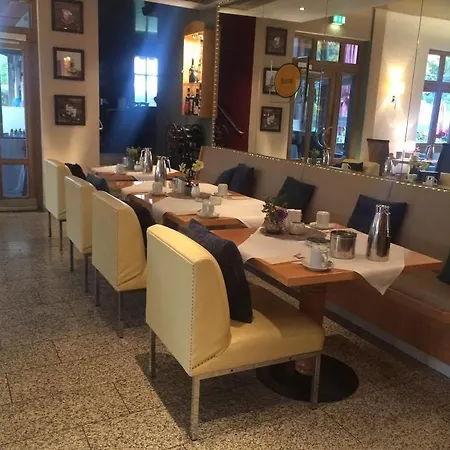 Hotel Sopherl Am - Fruehstueck Auf Der Seeterrasse, Sehr Ruhig Und Wunderschoen Am See, 3 Minuten Nach Oberpfaffenhofen, Viele Radtouren, Restaurants & Cafes In Der Umgebung