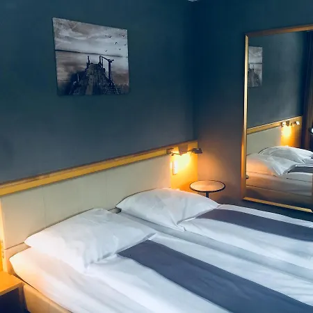 Sopherl Am - Fruehstueck Auf Der Seeterrasse, Sehr Ruhig Und Wunderschoen Am See, 3 Minuten Nach Oberpfaffenhofen, Viele Radtouren, Restaurants & Cafes In Der Umgebung 3* Weßling