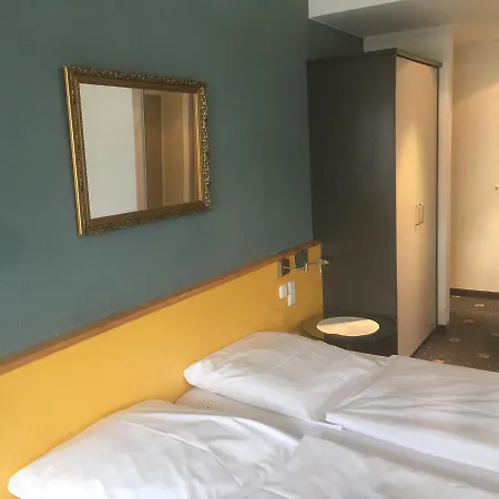 Hotel Sopherl Am - Fruehstueck Auf Der Seeterrasse, Sehr Ruhig Und Wunderschoen Am See, 3 Minuten Nach Oberpfaffenhofen, Viele Radtouren, Restaurants & Cafes In Der Umgebung