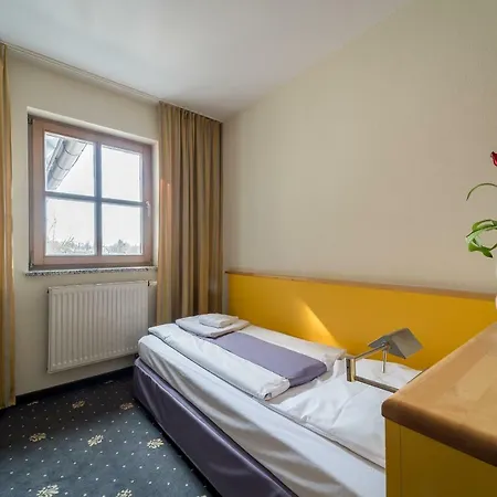 Hotel Sopherl Am - Fruehstueck Auf Der Seeterrasse, Sehr Ruhig Und Wunderschoen Am See, 3 Minuten Nach Oberpfaffenhofen, Viele Radtouren, Restaurants & Cafes In Der Umgebung