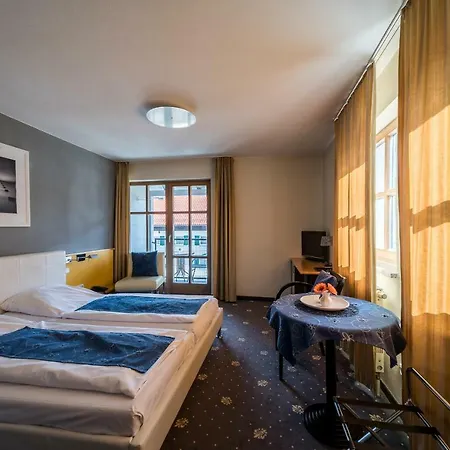 Sopherl Am - Fruehstueck Auf Der Seeterrasse, Sehr Ruhig Und Wunderschoen Am See, 3 Minuten Nach Oberpfaffenhofen, Viele Radtouren, Restaurants & Cafes In Der Umgebung Wessling