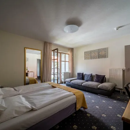 Hotel Sopherl Am - Fruehstueck Auf Der Seeterrasse, Sehr Ruhig Und Wunderschoen Am See, 3 Minuten Nach Oberpfaffenhofen, Viele Radtouren, Restaurants & Cafes In Der Umgebung Wessling