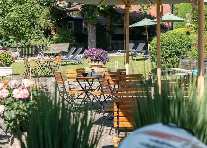 Hotel Sopherl Am - Fruehstueck Auf Der Seeterrasse, Sehr Ruhig Und Wunderschoen Am See, 3 Minuten Nach Oberpfaffenhofen, Viele Radtouren, Restaurants & Cafes In Der Umgebung Weßling