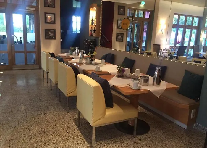 Hotel Sopherl Am - Fruehstueck Auf Der Seeterrasse, Sehr Ruhig Und Wunderschoen Am See, 3 Minuten Nach Oberpfaffenhofen, Viele Radtouren, Restaurants & Cafes In Der Umgebung