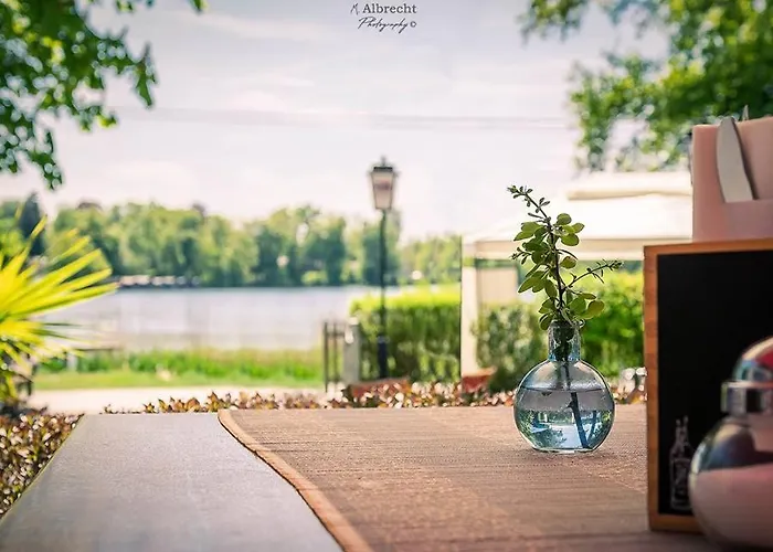 Sopherl Am - Fruehstueck Auf Der Seeterrasse, Sehr Ruhig Und Wunderschoen Am See, 3 Minuten Nach Oberpfaffenhofen, Viele Radtouren, Restaurants & Cafes In Der Umgebung Hotel 3*