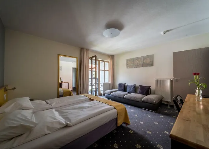 Hotel Sopherl Am - Fruehstueck Auf Der Seeterrasse, Sehr Ruhig Und Wunderschoen Am See, 3 Minuten Nach Oberpfaffenhofen, Viele Radtouren, Restaurants & Cafes In Der Umgebung Weßling