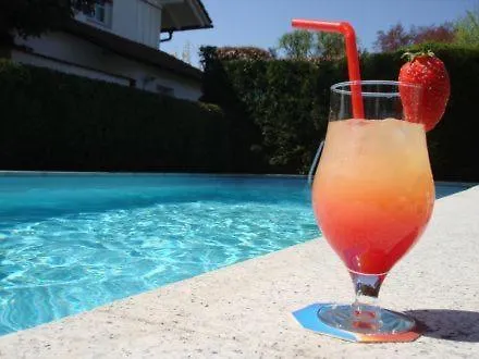 Hotel Sopherl Am - Fruehstueck Auf Der Seeterrasse, Sehr Ruhig Und Wunderschoen Am See, 3 Minuten Nach Oberpfaffenhofen, Viele Radtouren, Restaurants & Cafes In Der Umgebung Weßling
