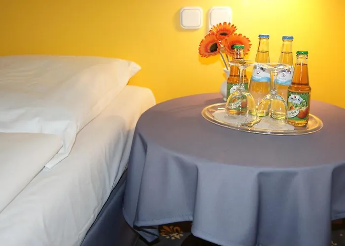 Hotel Sopherl Am - Fruehstueck Auf Der Seeterrasse, Sehr Ruhig Und Wunderschoen Am See, 3 Minuten Nach Oberpfaffenhofen, Viele Radtouren, Restaurants & Cafes In Der Umgebung 3*