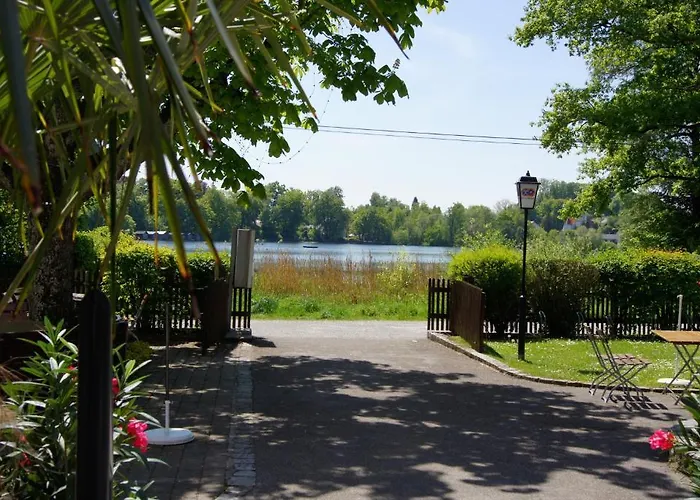 Sopherl Am - Fruehstueck Auf Der Seeterrasse, Sehr Ruhig Und Wunderschoen Am See, 3 Minuten Nach Oberpfaffenhofen, Viele Radtouren, Restaurants & Cafes In Der Umgebung Hotel